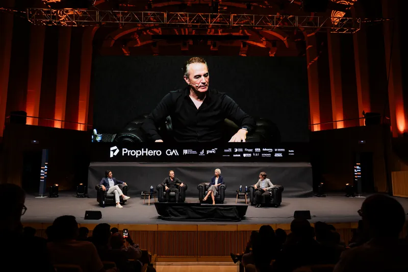 Escenario del panel con Luis Fabra Garcés en la pantalla gigante