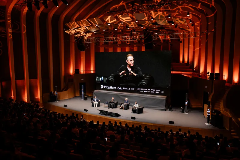 Panel sobre el escenario del Palacio de Las Artes con Luis Fabra Garcés en la pantalla