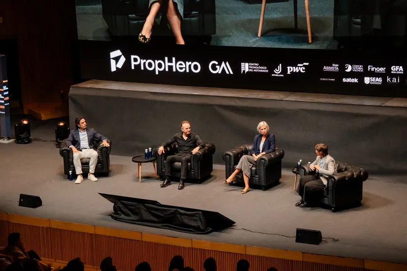 Los cuatro participantes del panel sentados en butacas sobre el escenario