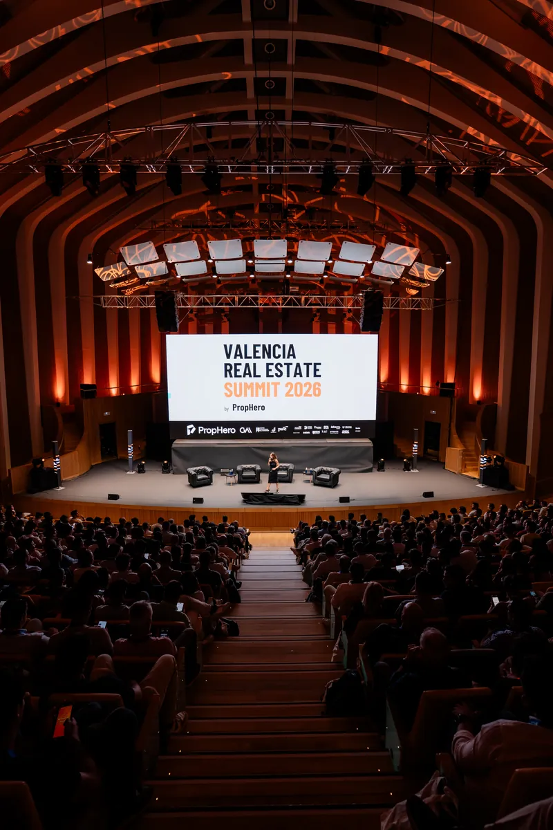 Vista vertical del escenario con el cartel del Valencia Real Estate Summit 2026