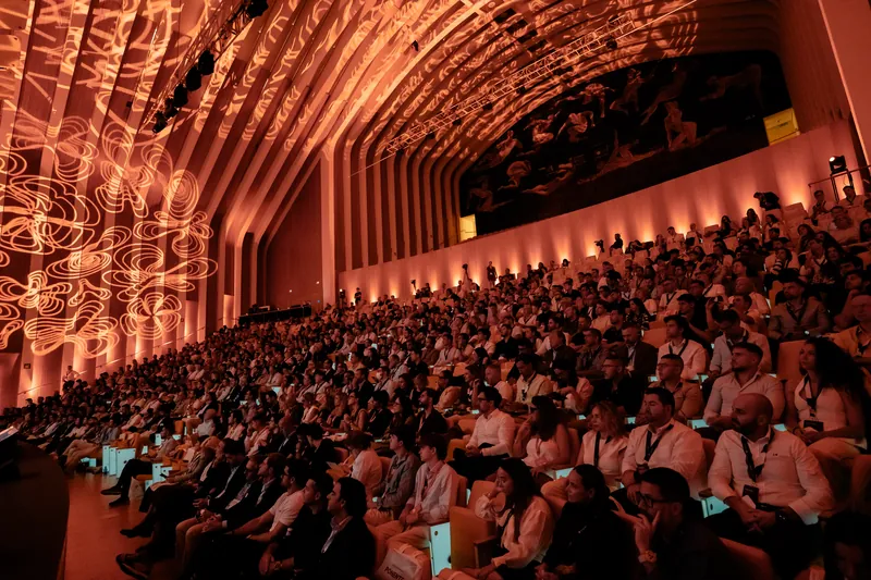Público llenando el graderío del Palacio de Las Artes durante el evento