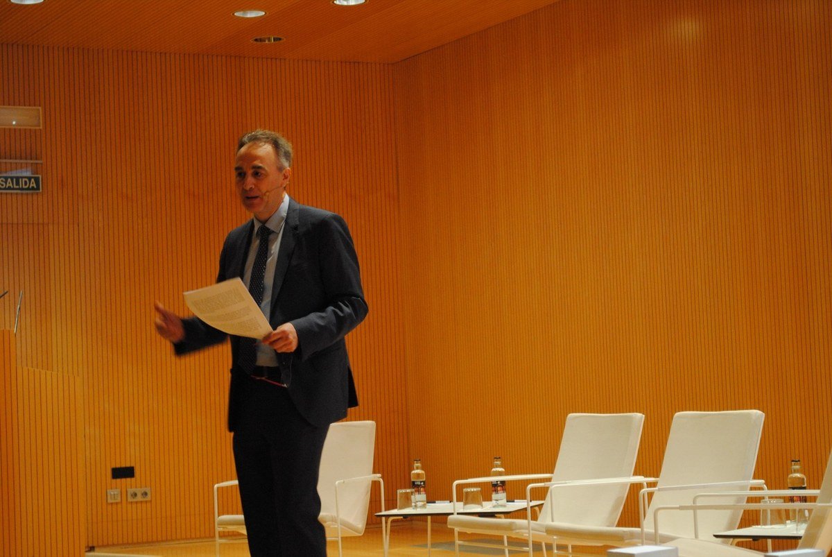 Luis Fabra Garcés interviniendo en una sala de conferencias