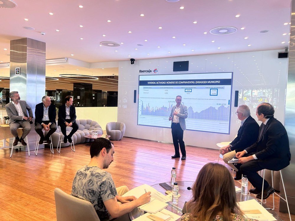 Jornada profesional con Luis Fabra Garcés presentando datos del mercado inmobiliario