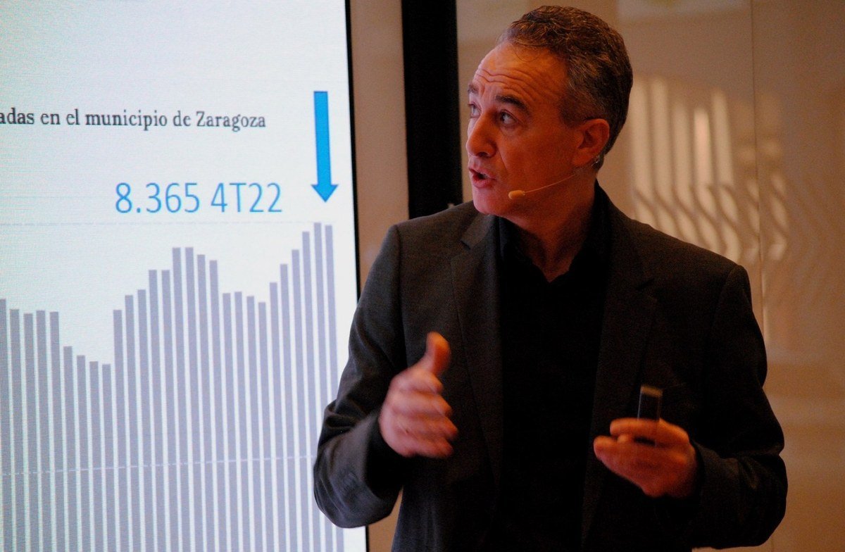Luis Fabra Garcés durante una ponencia mostrando datos del municipio de Zaragoza